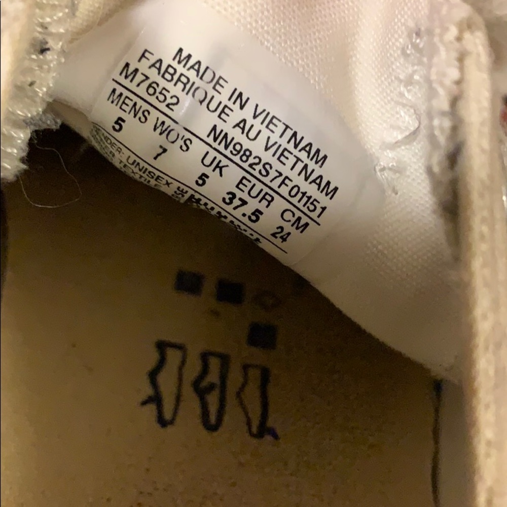 Women’s white converse size 7 - Picture 6 of 7